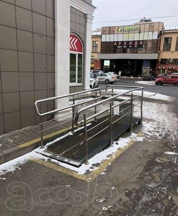 Пандус с перилами из нержавеющей стали